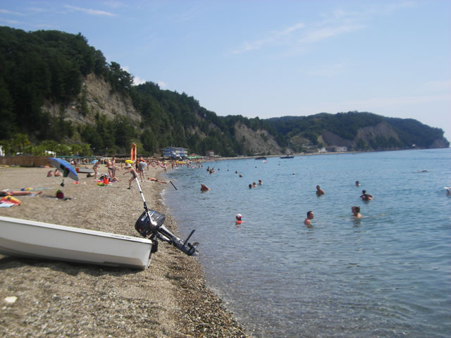 Галечный пляж под окнами, вода +27 по Цельсию. Вдали виден «Золотой пляж» и мини-отель «Captain Black»