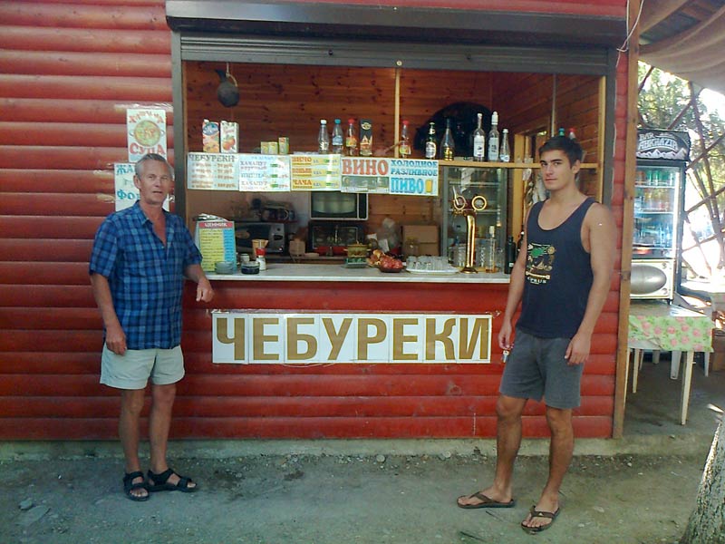 В Абхазии есть все - от чебурек до абхазкой чачи в разлив