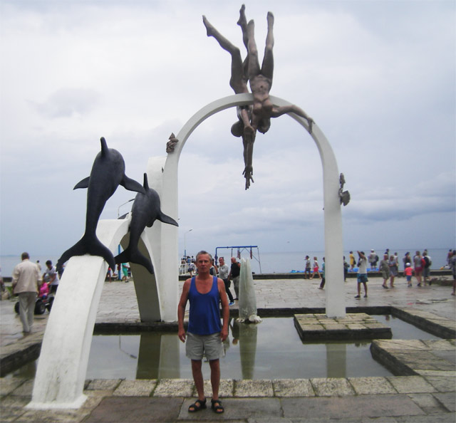 Скульптурный ансамбль «Море» («Ныряльщики за жемчугом» - ныряющие девочка и мальчик рядом с дельфинами) в гостиничном комплексе - Курорт «Пицунда»