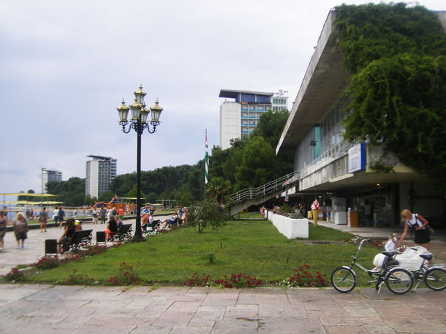 В начале морской набережной, вдоль реликтовой сосновой рощи, гостиничный комплекс «Пицунда»