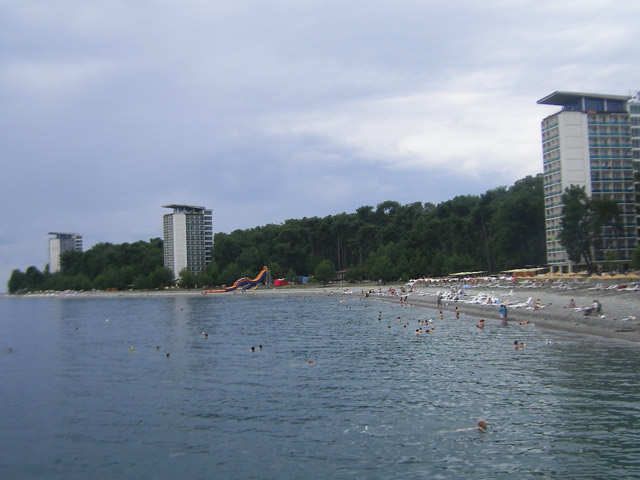 Вид с причала на корпуса гостиничного комплекса «Пицунда»