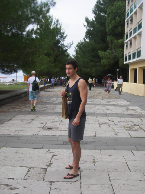 На набережной, вдоль реликтовой сосновой рощи