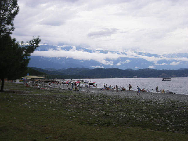 Вид на главный Кавказкий хребет и Пицундскую бухту с набережной гостиничного комплекса «Пицунда»