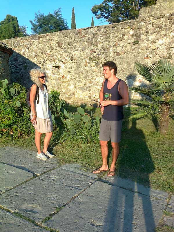 За крепостной стеной, возведенной вокруг Патриаршего Собора