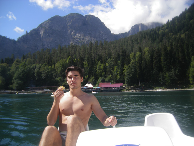 На катамаране по озеру Рица, без хачапури не обойтись