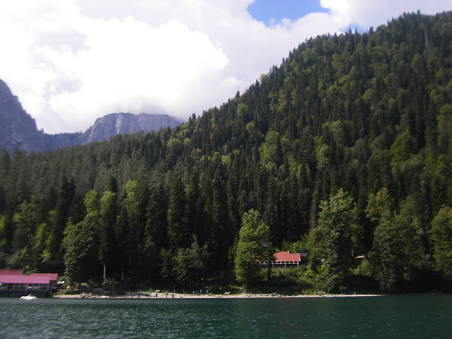 Вид на Рицу и главный Кавказкий хребет с катамарана