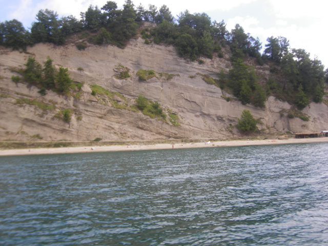 Вид на песчаный пляж Пицундской бухты с борта яхты «Арина»