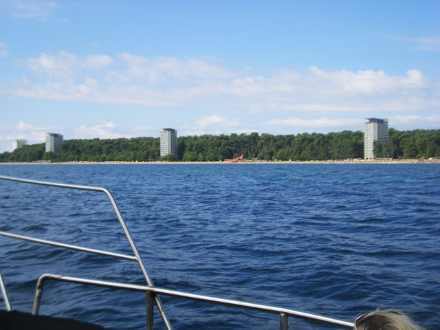 Вид на гостиничный комплекс «Пицунда» с борта яхты