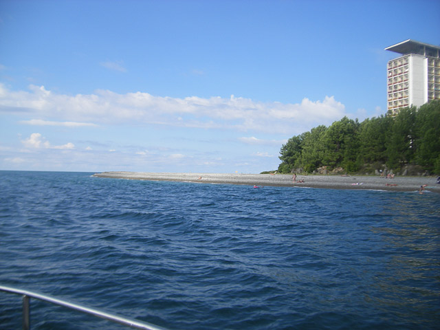 Яхта «Арина» огибает мыс Пицундской бухты по направлению к «Самшитовой Роще» и поселку Алахадзы