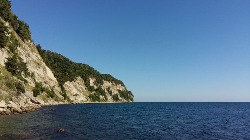 Вид на дикие пляжы, расположенные между Пицундой и Мюссерой. Пицундо-Мюссерский заповедник.