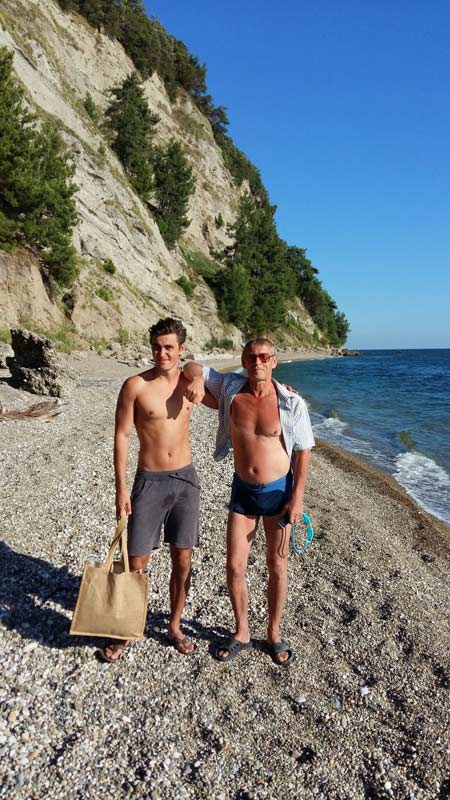 Трудно проходимые мысы между бухтами чередуются небольшими галечными пляжами