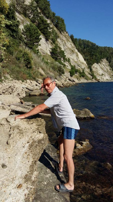 Завалы породы практически полностью перекрывают проходы вдоль берега