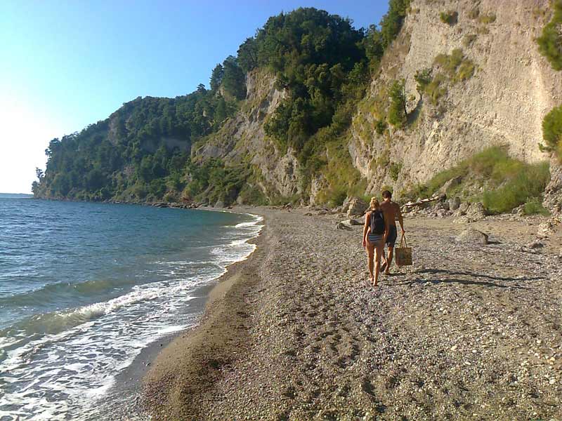 Как аргонавты Ясона - держат путь за золотым руном к реке Хипста. Река Хипста (Белая) впадает в море между Мюссерой и Гудаута