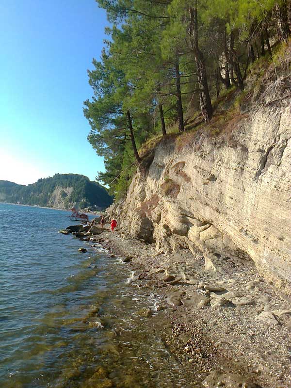 Дикие пляжы за посёлком Лдзаа в Пицунде