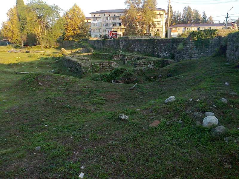 Остатки укреплений IV-VI веков, возведенных римскими легионерами на территории Пицунды