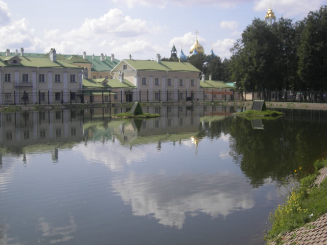 Центр Сергиева Посада при подходе к Троице-Сергиевой Лавре. <br>На переднем плане страя монастырская гостиница.