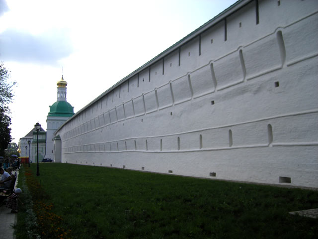 Крепостная стена Лавры между башнями Уточья и Сушильной