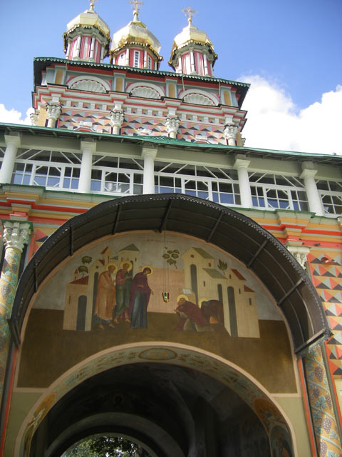 Надвратная церковь Рождества Иоанна Предтечи. Сооружена в 1693-1699 годах.