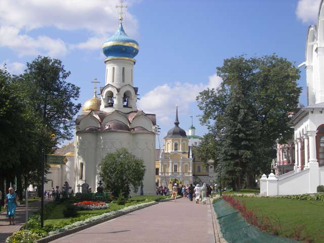 Центральная аллея лавры, слева Духовская церковь, справа Успенский Собор ( 1585 год ), прямо Казначейский корпус