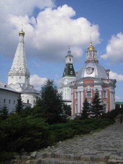 Храм в честь преподобных Зосимы и Савватия Соловецких (1635 – 1637), позади Плотничья и Каличья башни