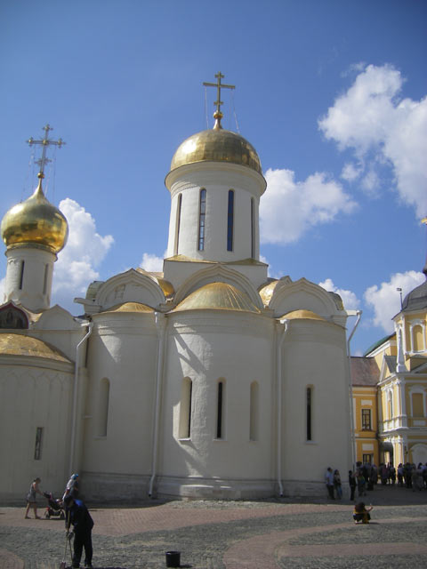 Троицкий Собор. Сооружен в 1422-1425 годах, фрески 1635 года. 
Иконы работы Андрея Рублева, Даниила Черного, Симона Ушакова, и др. 
мастеров XV-XVII веков. Паперть XVI века