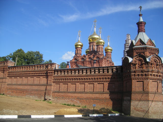 Крепостная стена вокруг Гефсиманского Черниговского скита Троице-Сергиевой Лавры.<br> Скит находится в трех километрах от Троице-Сергиевой Лавры